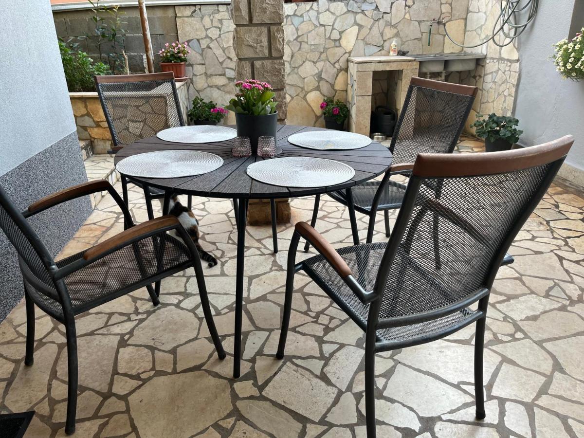 Apartment A & N With Free Private Parking Pula Exterior photo